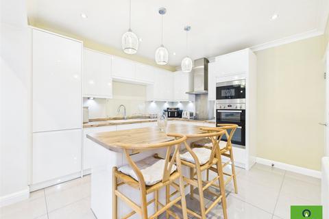 4 bedroom end of terrace house for sale, Lyndhurst Drive, Hornchurch RM11
