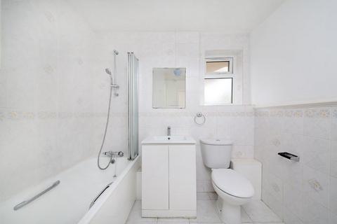 2 bedroom flat for sale, Sandra Court, Spencer Road, London