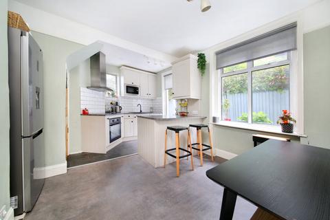 2 bedroom flat for sale, Emlyn Road, London