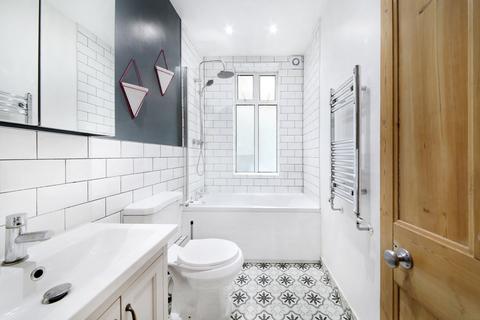 2 bedroom flat for sale, Emlyn Road, London