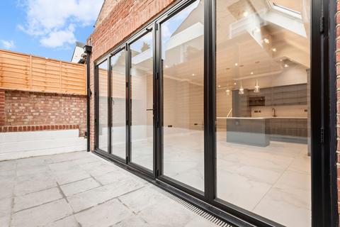 2 bedroom flat for sale, Wardo Avenue, Fulham, London