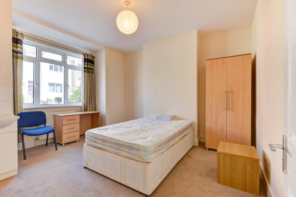Bright, neatly presented double bedroom with a ...