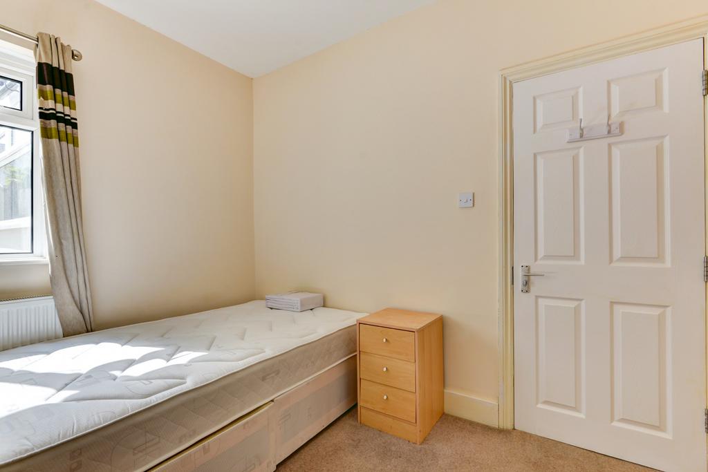 Bright, neat single bedroom with a comfortable ...