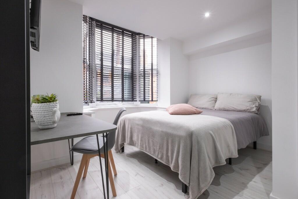 Bright and modern double bedroom with ample nat...