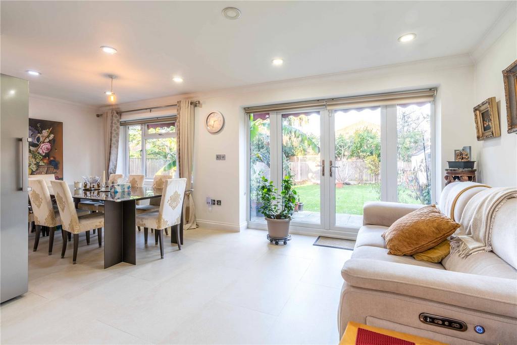 Living Area / Dining
