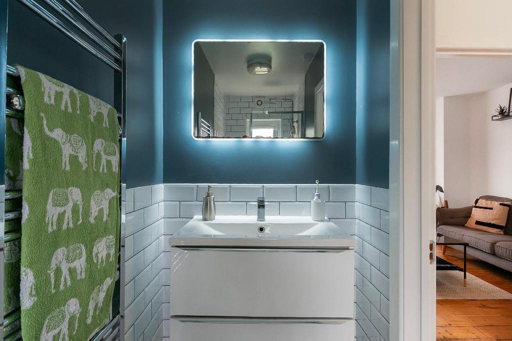 3 B8 RBR - Shower Room A.jpg