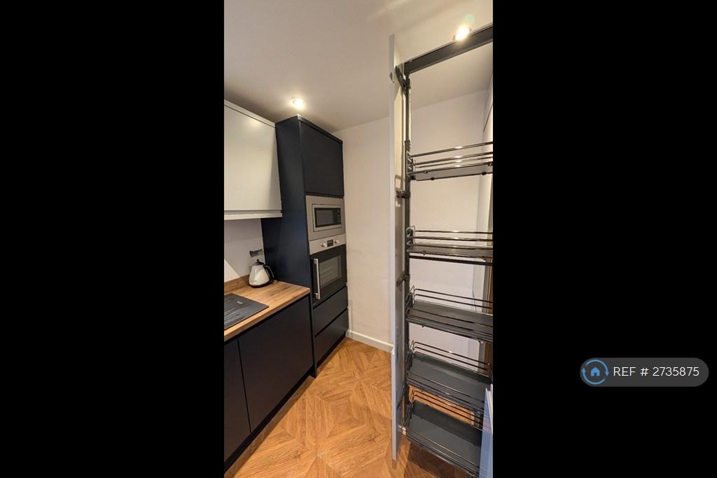 Extensive Kitchen Storage