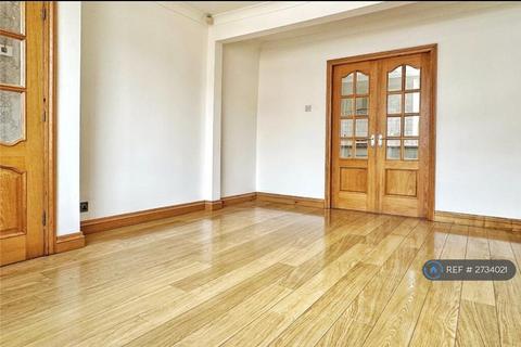 3 bedroom semi-detached house to rent, Kirby Avenue, Chadderton, Oldham, OL9