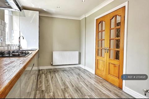 3 bedroom semi-detached house to rent, Kirby Avenue, Chadderton, Oldham, OL9
