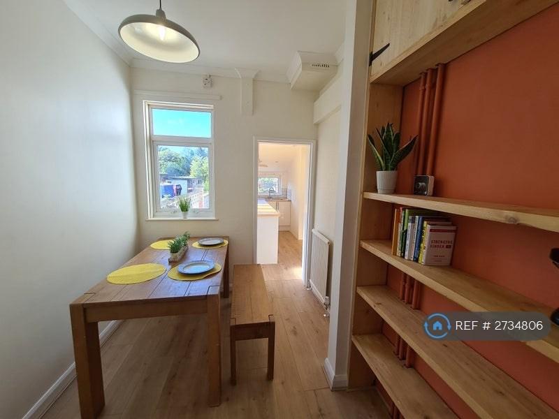 Dining Room Thru To Kitchen