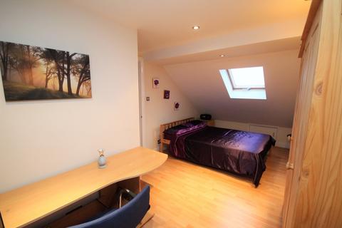4 bedroom bungalow to rent, David Drive, Romford RM3