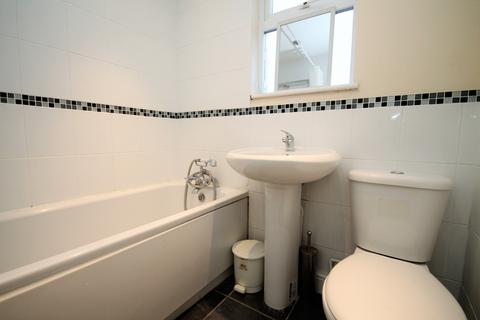 4 bedroom bungalow to rent, David Drive, Romford RM3