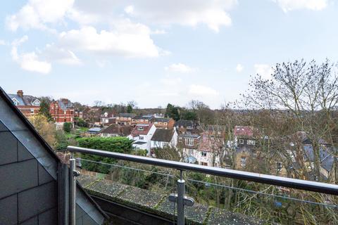 2 bedroom penthouse for sale, Hadleyvale Court, 114 Hadley Road, Barnet, Hertfordshire, EN5