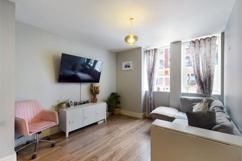 2 bedroom flat to rent, Mercury Gardens, Romford RM1