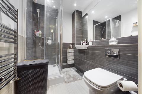 2 bedroom flat to rent, Mercury Gardens, Romford RM1