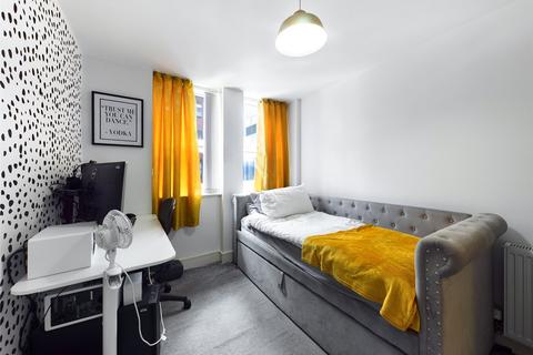 2 bedroom flat to rent, Mercury Gardens, Romford RM1