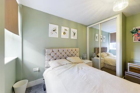2 bedroom flat to rent, Mercury Gardens, Romford RM1