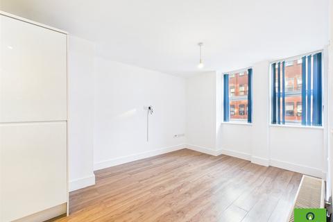 2 bedroom flat to rent, Mercury Gardens, Romford RM1