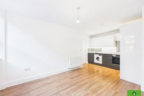 2 bedroom flat to rent, Mercury Gardens, Romford RM1