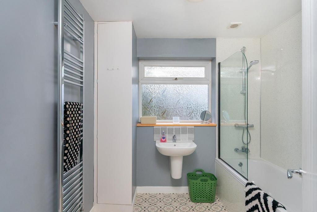 8 G4 ASEV - Bathroom B.jpg