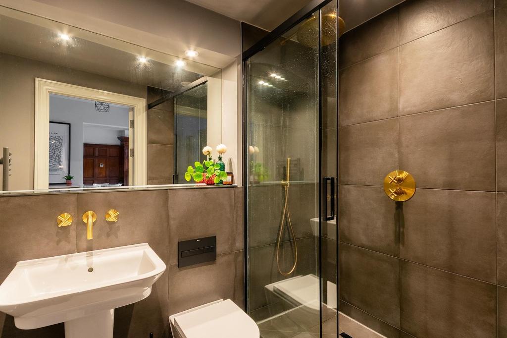 2 R0 HBR - Bathroom A.jpg