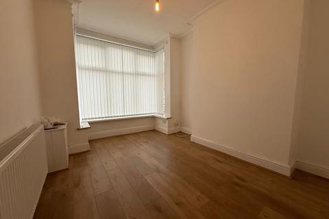 3 bedroom terraced house to rent, Avondale Street, Manchester M8