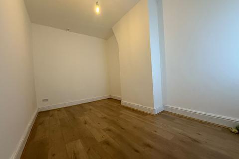 3 bedroom terraced house to rent, Avondale Street, Manchester M8