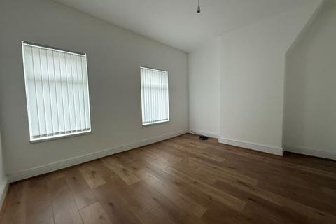3 bedroom terraced house to rent, Avondale Street, Manchester M8