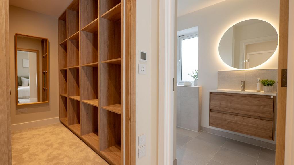 Primary En-Suite &amp; Walk In Wardrobe