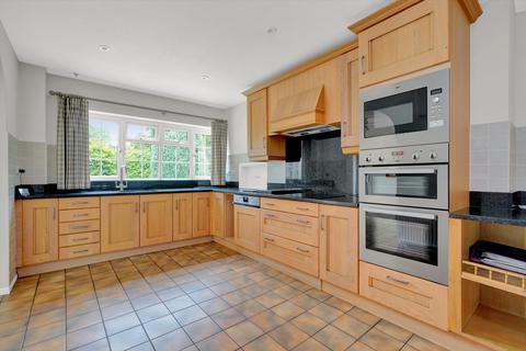 5 bedroom detached house to rent, Woodstock, Old Avenue, West Byfleet, Surrey, KT14