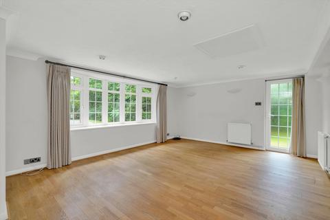 5 bedroom detached house to rent, Woodstock, Old Avenue, West Byfleet, Surrey, KT14