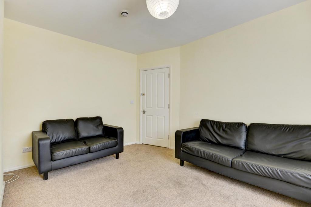 A spacious and well-maintained contemporary liv...