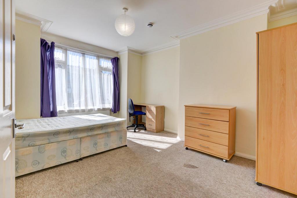 Bright, well-presented double bedroom with a la...