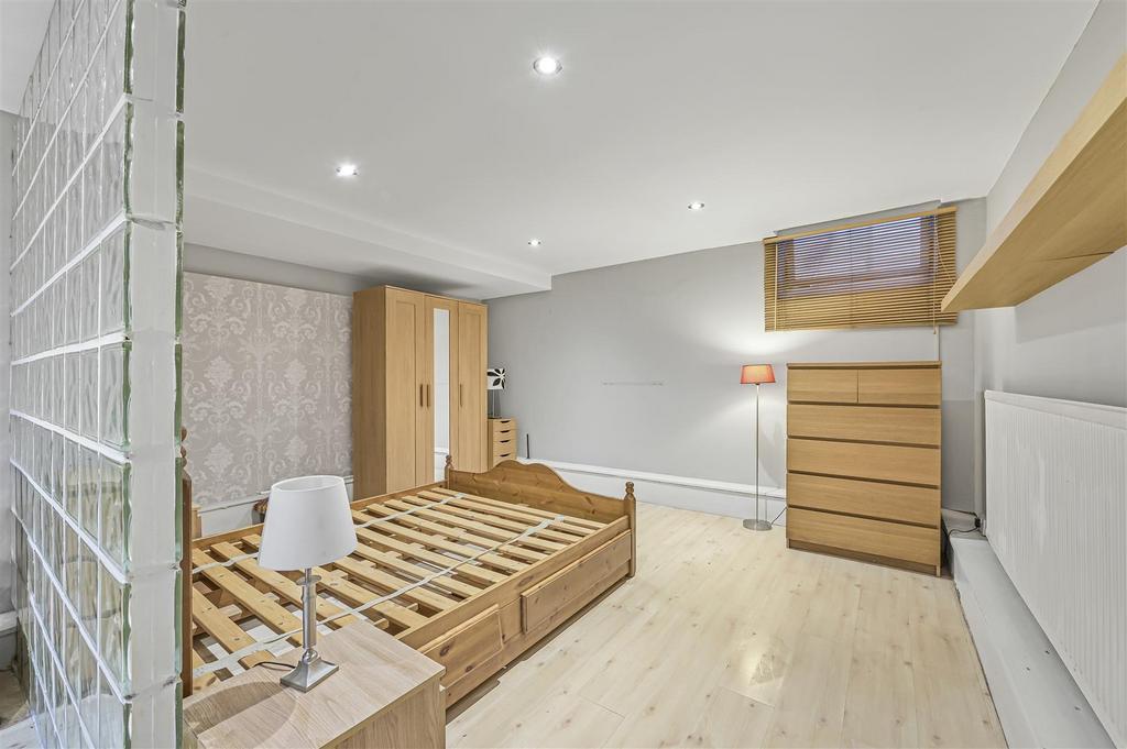James Anderson - Sheen Lane  SW14 8 HY 17.jpg