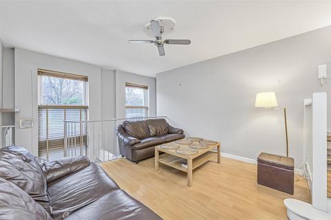3 bedroom flat to rent, Sheen Lane, London