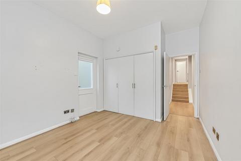 3 bedroom flat to rent, Sheen Lane, London