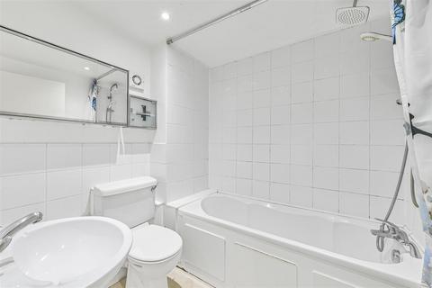 3 bedroom flat to rent, Sheen Lane, London