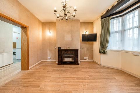 3 bedroom flat for sale, Brownlow Road, London N11