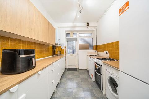 3 bedroom flat for sale, Brownlow Road, London N11
