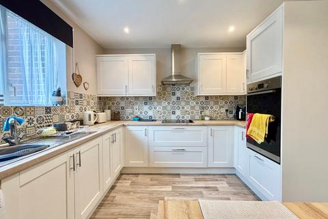 2 bedroom ground floor flat for sale, Mayfield Way, Bexhill-on-Sea, TN40