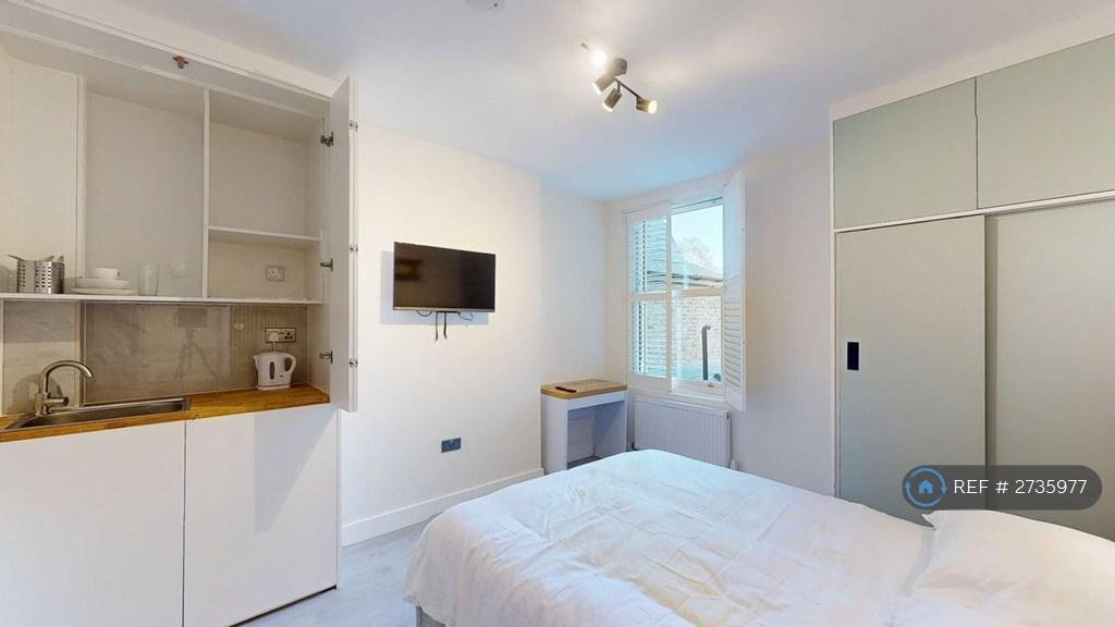 Ensuite Bedroom 3  &amp; Tea Station