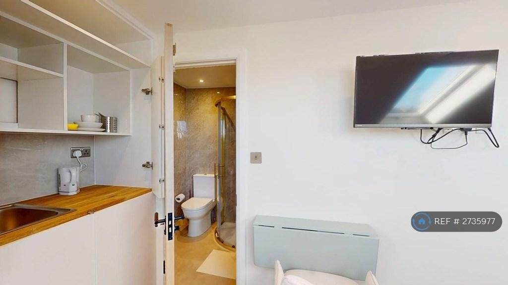 Ensuite Bedroom 5  &amp; Tea Station