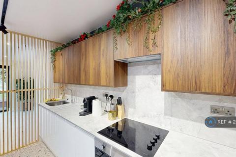 1 bedroom in a house share to rent, Elsenham Street, London, SW18