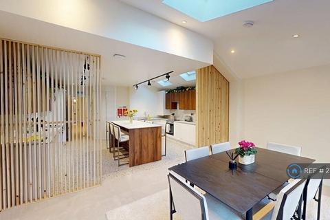 1 bedroom in a house share to rent, Elsenham Street, London, SW18