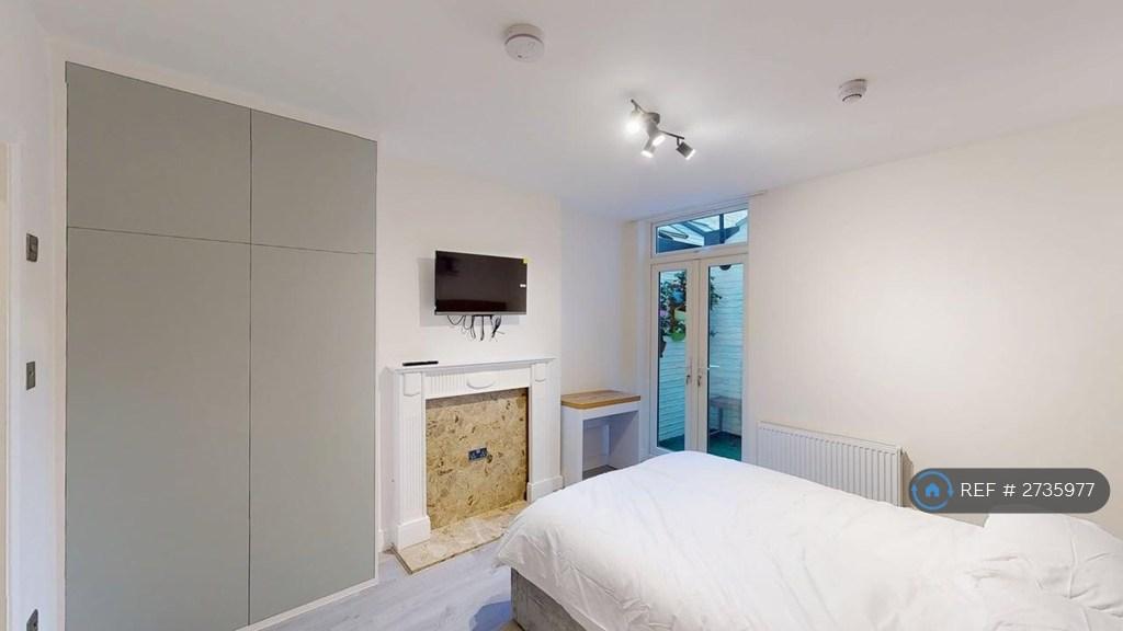 Ensuite Bedroom 1