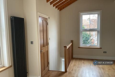 2 bedroom maisonette to rent, Newport Road, London, E10