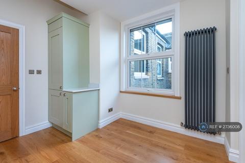 3 bedroom maisonette to rent, Newport Road, London, E10