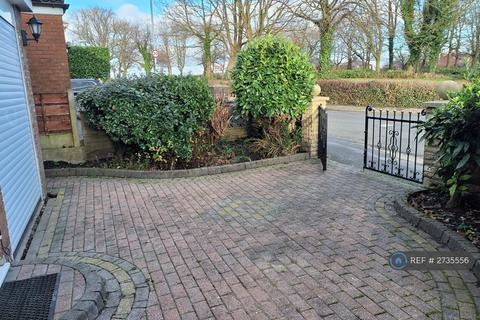 3 bedroom semi-detached house to rent, Valdene Drive, Farnworth, Bolton, BL4