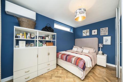3 bedroom property for sale, Saint Thomas Mews, Charlton, SE7