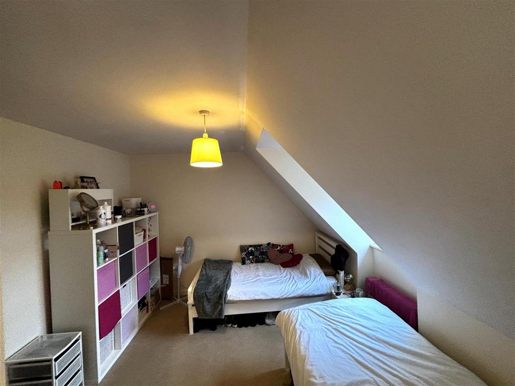 Main bedroom 2.jpg